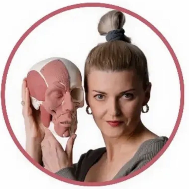 Aneta Krusińska, terapeutka manualna, z anatomicznym modelem głowy