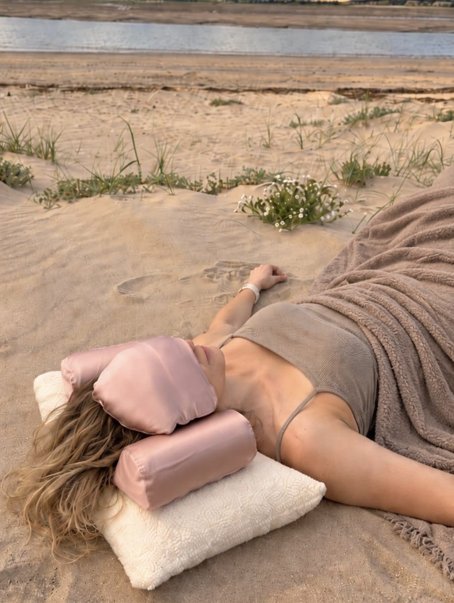 Kobieta z założoną obciążeniową Maską Sensoryczną na poduszce PillowOnPillow