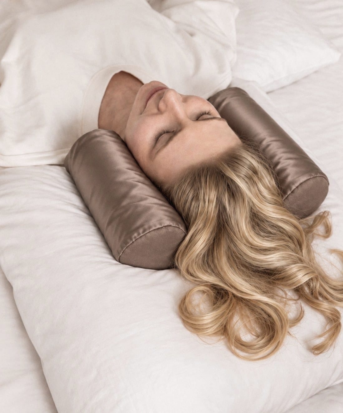 Kobieta śpiąca na plecach na poduszce PillowOnPillow w kolorze Czekolada, bez maski